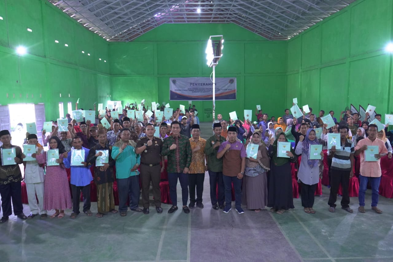 Bupati Batanghari M.Fadhil Arief Serahkan 779 Sertifikat Tanah Ke Masyarakat Desa Kilangan dan Desa Singkawang