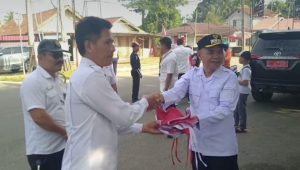 foto-pj-bupati-tebo-aspan-bagi-bendera Pj. Bupati Tebo H.Aspan Pimpin Pembagian Bendera di Simpang 5 Muara Tebo