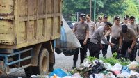 foto-polres-bungo-peduli-lingkungan Polres Bungo Bersama Instansi Terkait Bersihkan Taman Sri Soedewi Dari Sampah
