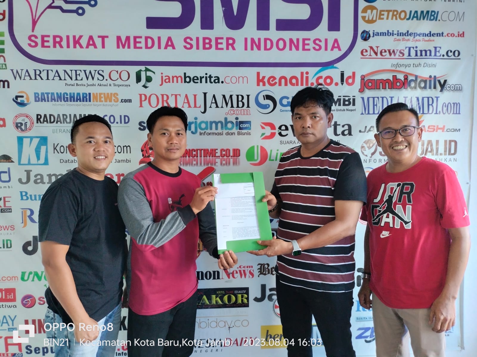 Resmi, Ketua SMSI Provinsi Jambi Serahkan SK Kepengurusan SMSI Muaro Jambi