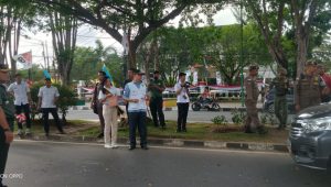 Walikota Jambi H.Syarif Fasha Bagikan 30 Ribu Bendera Merah Putih Ke Warga