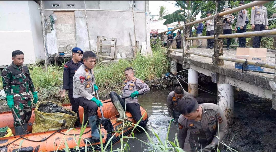 Menyambut Hari Kemerdekaan RI Ke 78 Kapolda Jambi Serta Kapolres dan Dandim Tanjab Barat Ajak Masyarakat Gotong Royong Bersih Sungai