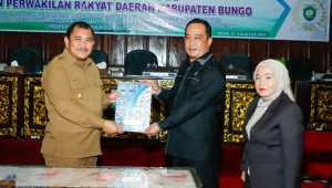 foto-bupati-bungo-mashuri-rapat-paripurna Bupati Bungo H.Mashuri Menghadiri Rapat Paripurna Penyampaian Rancangan Perubahan KUA dan Rancangan Perubahan PPAS T.A 2023 Dan Propemperda