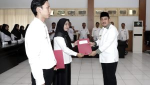 foto-bupati-bungo-menyerahkan-sk-pppk Bupati Bungo H.Mashuri Menyerahkan 185 SK PPPK Tentang Jabatan Fungsional Guru Formasi Tahun 2022