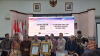 foto smsi beri penghargaan