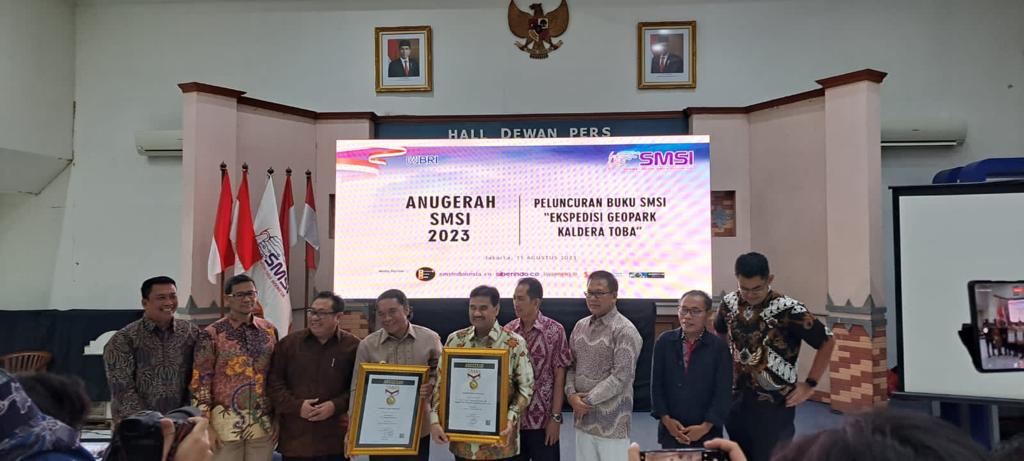 foto smsi beri penghargaan