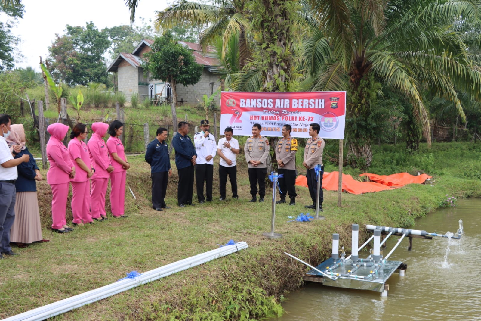 Sambut HUT Humas Polri Ke-72, Polres Bungo Beri Bantuan Pompa Hidram kepada Warga Dusun Embacang Gedang