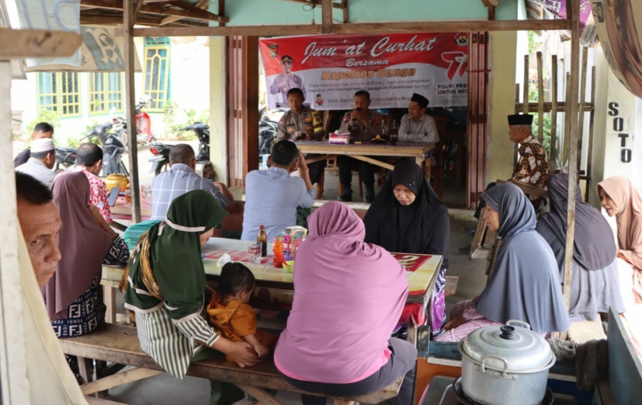Program Jumat Curhat: Warga Sungai Dingin Kelurahan Sungai Kerjan Sampaikan Keluhan Ke Personel Polres Bungo