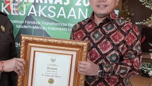foto-al-haris-gubernur-jambi Terima Penghargaan R. Soeprapto Award Tahun 2024, Gubernur Al Haris Ajak Seluruh Kepala Daerah Tetap Solid dan Berkontribusi untuk Kejaksaan