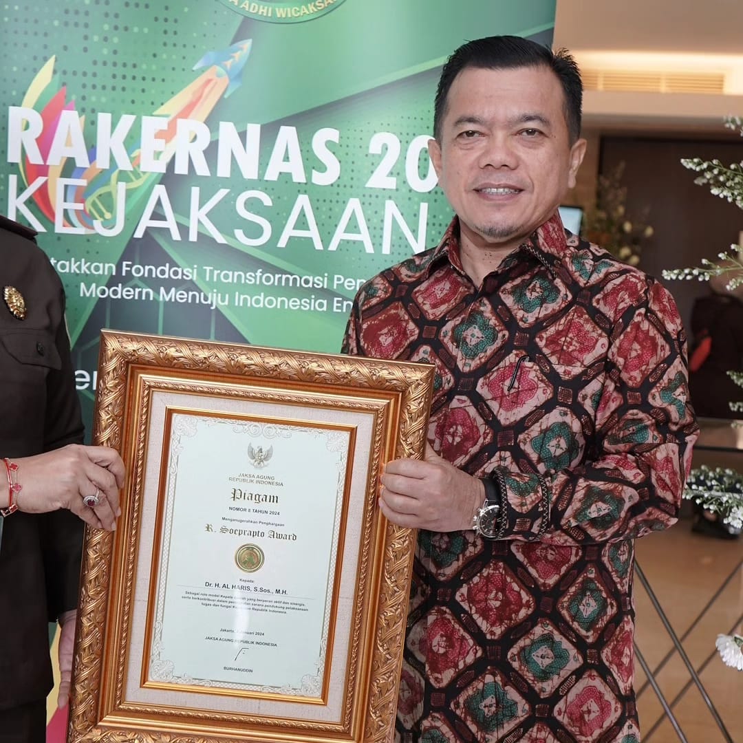 Terima Penghargaan R. Soeprapto Award Tahun 2024, Gubernur Al Haris Ajak Seluruh Kepala Daerah Tetap Solid dan Berkontribusi untuk Kejaksaan