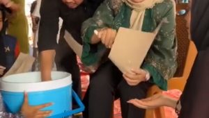 foto bupati bungo dan istri bantu korban banjir