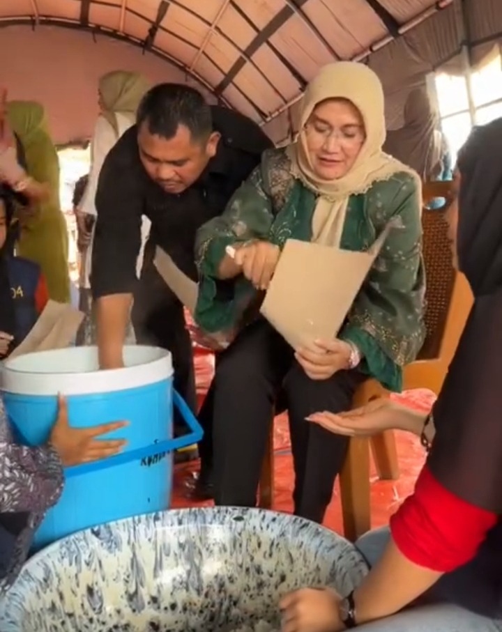 foto bupati bungo dan istri bantu korban banjir