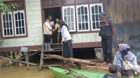 foto-gubernur-jambi-alharis-berikan-bantuan Tinjau Banjir di Sijenjang dan Seberang Kota Jambi, Gunakan Perahu Gubernur Al Haris Antar Bantuan ke Rumah Warga