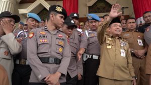foto-gubernur-jambi-temui-pendemo Gubernur Al Haris Sesalkan Adanya Demo Anarkis Disaat Pemerintah Cari Solusi, Minta Aparat Segera Cari Dalang Kerusuhan