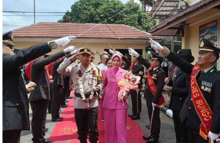 Pisah Sambut Kapolres Bungo dari AKBP Wahyu Bram Kepada AKBP Singgih Hermawan Ditandai Dengan Pedang Pora Dan Tari Sekapur Sirih
