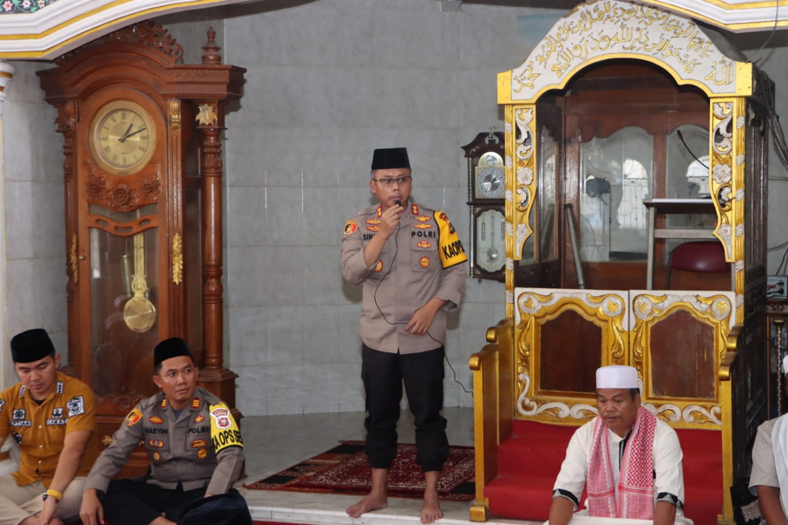 Kapolres Bungo Sholat Jum'at Di Masjid Mujahidin dan Silaturahmi Bersama Warga Masyarakat Pasar Bedaro