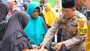 foto-kapolsek-akp-moh-hasyim-asyari Kapolsek AKP Moh Hasyim Asy'ari Berikan Bantuan Sosial Kepada Warga Terdampak Banjir