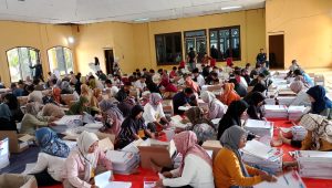 foto-kpu-bungo-sortir-surat-suara KPU Kabupaten Bungo Mulai Mensortir dan Melipat Surat Suara Pemilu 2024
