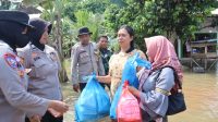 foto-polwan-polres-bungo-berbagi Polwan Polres Bungo Beri Bantuan Nasi Bungkus ke Warga Masyarakat Yang Terdampak Banjir
