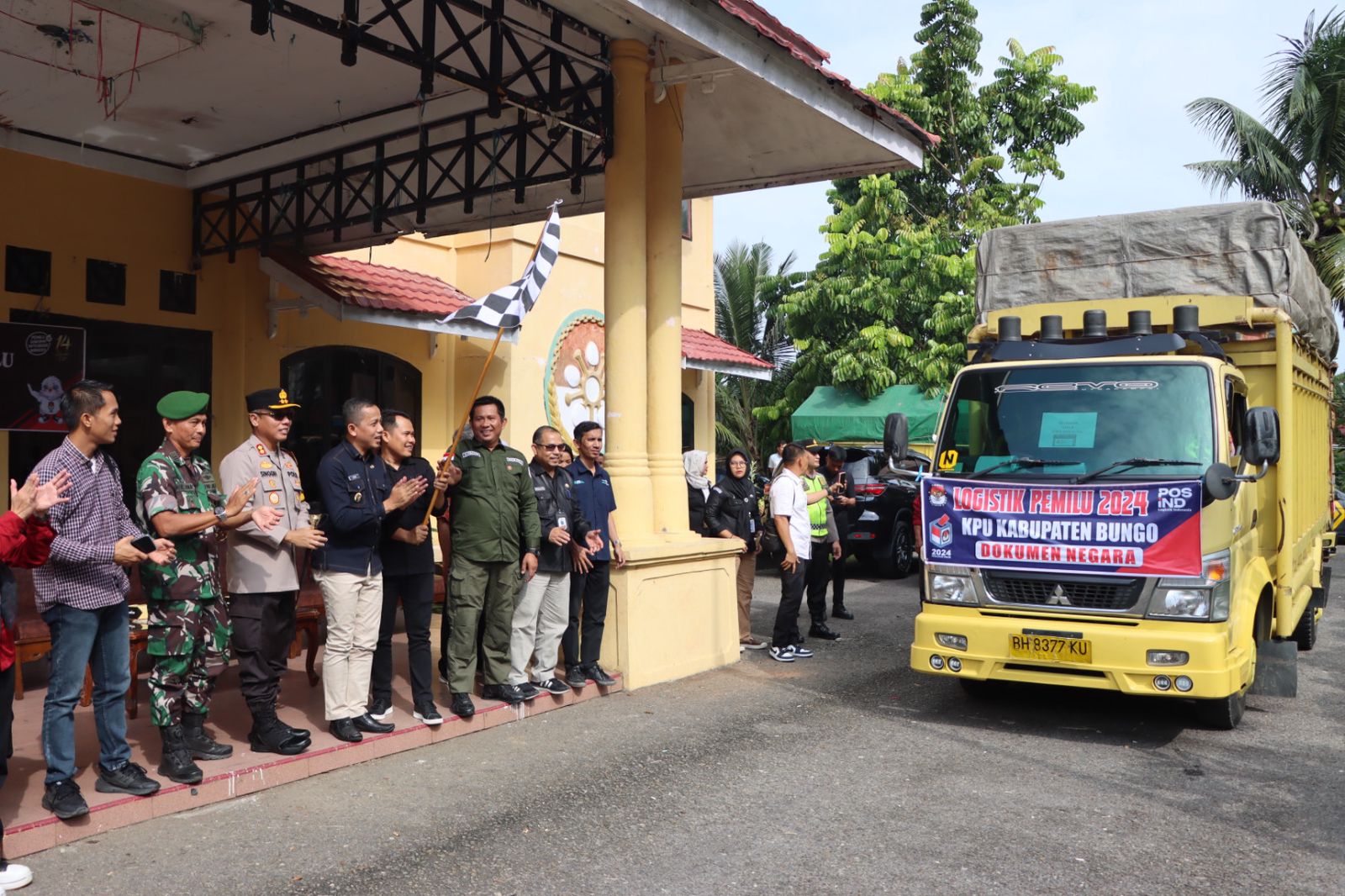 Kapolres Bungo Dan Ketua KPU Melepas Pendistribusian Logistik Pemilu 2024