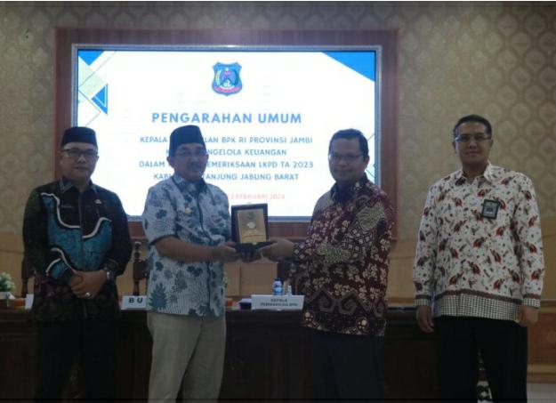 foto bupati tanjab barat anwar sadat