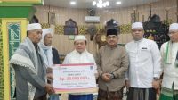 foto bupati tanjab barat bersama gubernur
