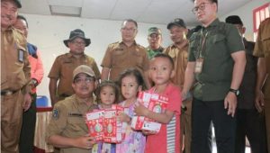 foto-bupati-tanjabbarat-anwarsadat Bupati Tanjab Barat Kunjungi Warga Betara Yang Terdampak Banjir