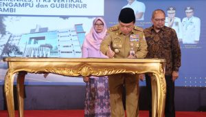 foto-gubernur-jambi-teken-mou-kemenkes Gubernur Al Haris Bersama RS Vertikal Kemenkes Teken MoU Tingkatkan Layanan Prioritas