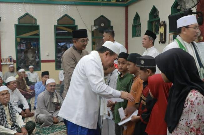 Perkuat Pendidikan Agama dan Silaturahmi Dengan Masyarakat, Gubernur Serta Bupati Tanjab Barat Gelar Safari Subuh Bersama.
