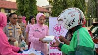 IMG-20240318-WA0062 Kapolres bersama Ketua Bhayangkari Cabang Bungo Bagi-Bagi Takjil di Bulan Ramadhan