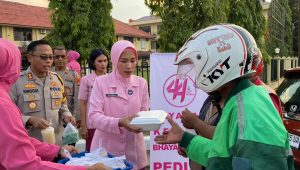 IMG-20240318-WA0062 Kapolres bersama Ketua Bhayangkari Cabang Bungo Bagi-Bagi Takjil di Bulan Ramadhan