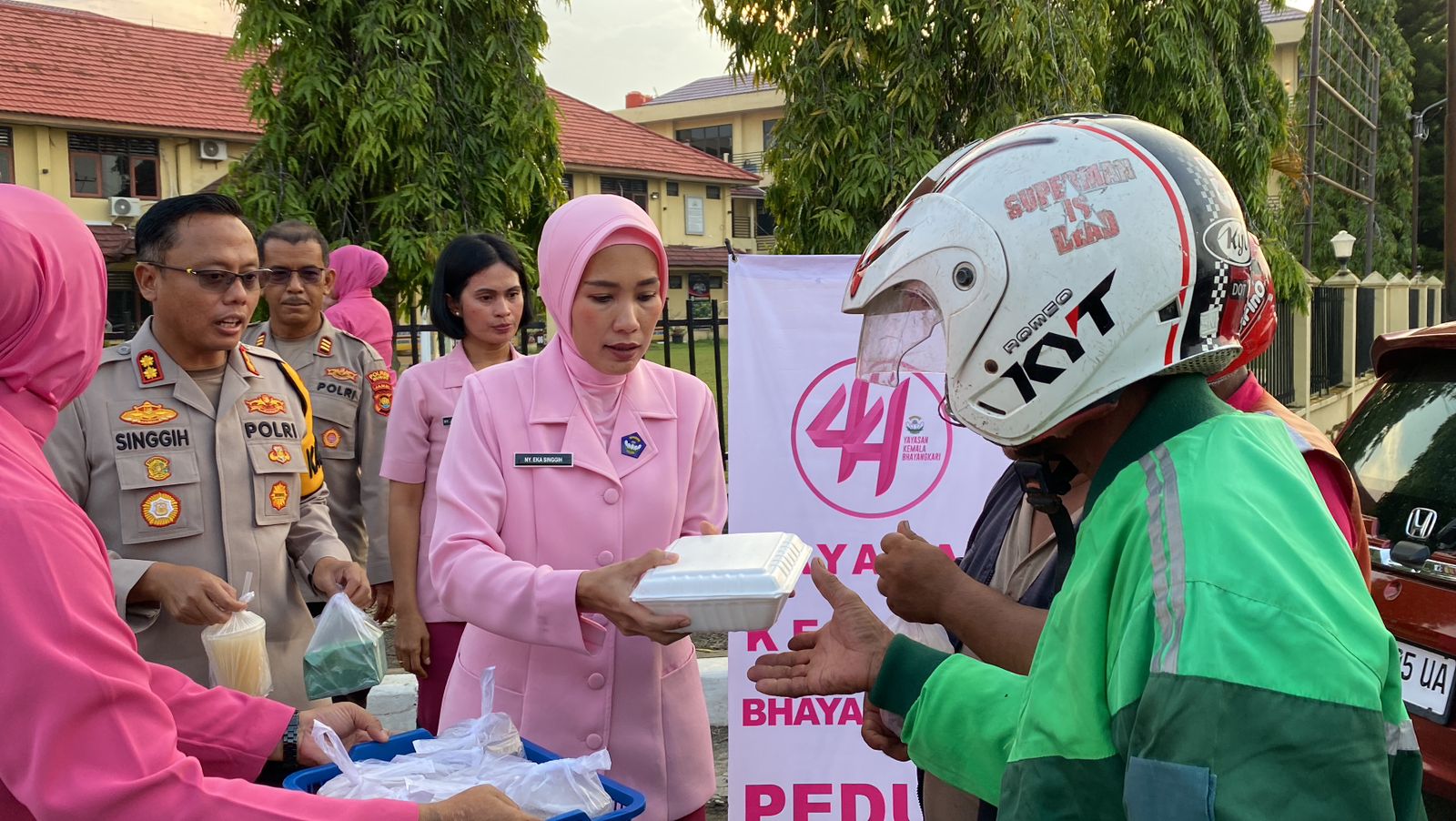 Kapolres bersama Ketua Bhayangkari Cabang Bungo Bagi-Bagi Takjil di Bulan Ramadhan