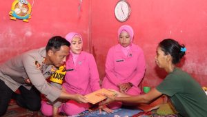 Kapolres Bungo Didampingi Ketua Bhayangkari Cabang Bungo Berikan Bantuan Kepada Arcio Bayi Yang Diduga Mengalami Gizi Buruk