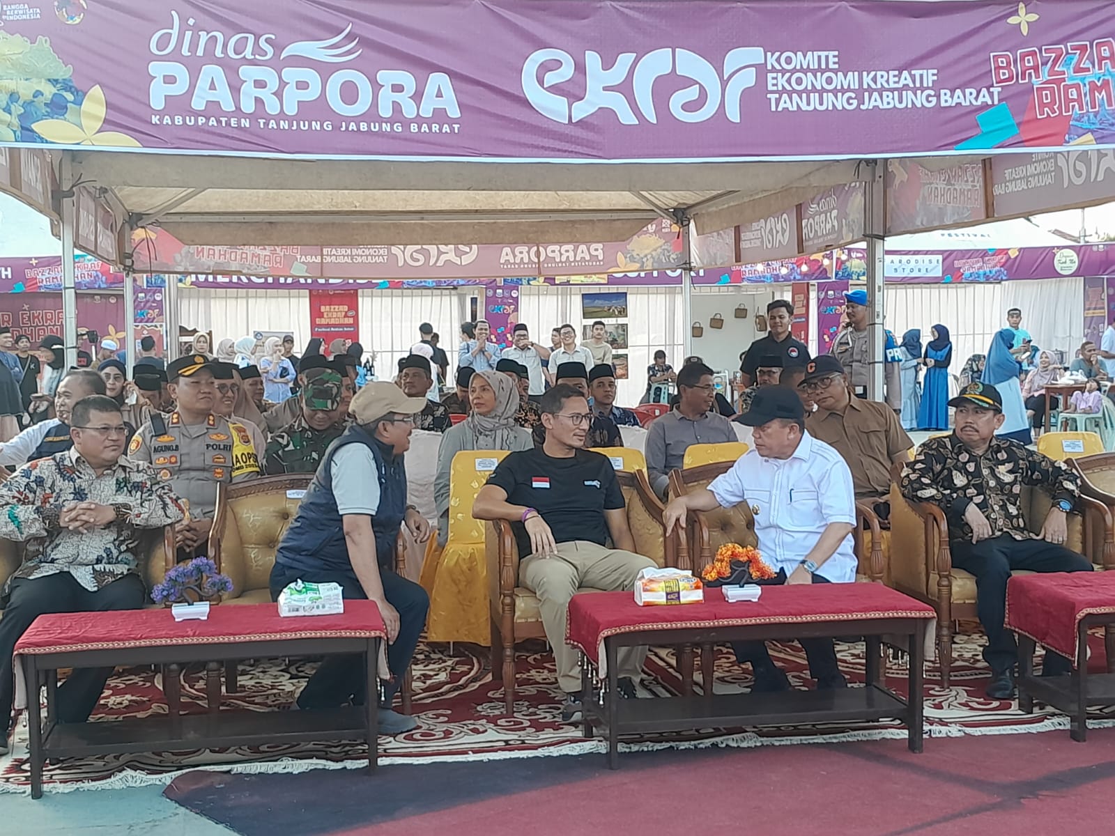 Ketua DPRD Tanjab Barat Dampingi Kemenparekraf RI Tinjau Bazar Ekraf Ramadhan di Alun - Alun Kota Kuala Tungkal