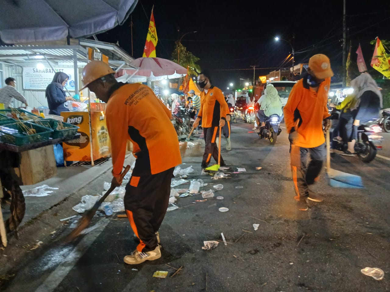 Tak Kenal Waktu dalam Bertugas, Bupati Tanjab Barat Akan Beri Apresiasi ke Petugas Kebersihan.