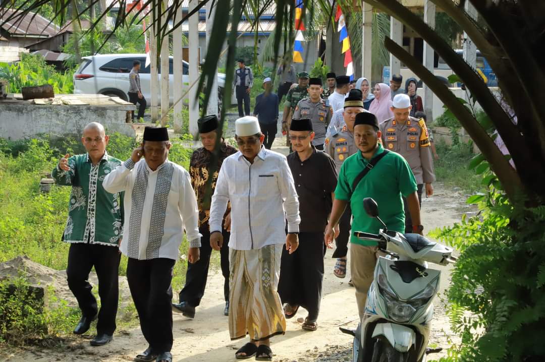 Sekaligus Safari Ramadhan, Bupati Tanjab Barat Tinjau Proyek Sanitasi dan MCK di Pelabuhan Dagang