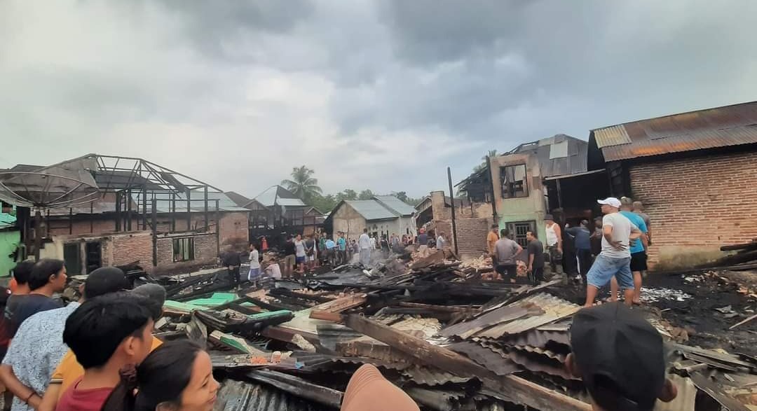 Si Jago Merah Melahap 14 Rumah di Dusun Tanah Tumbuh