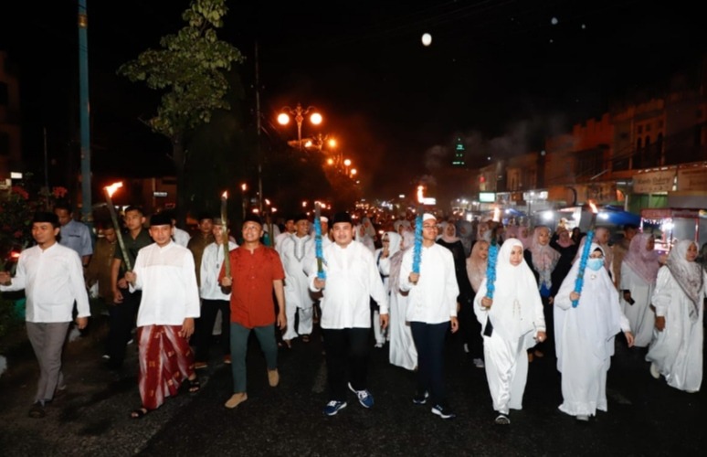 Sambut Bulan Suci Ramadhan 1445 H, Bupati Bungo H.Mashuri Ikut Pawai Obor dengan Berjalan Kaki
