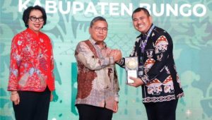 foto bupatibungo mashuri menerima pialaadipura ke4