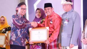 foto bupatibungo menerima sertifikat frambusia