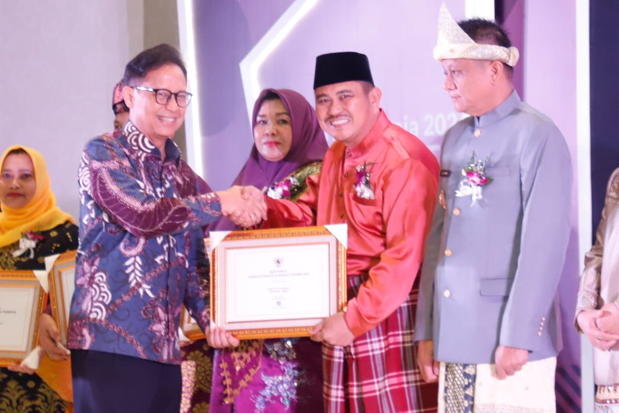 foto bupatibungo menerima sertifikat frambusia