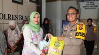 foto-kapolresbungo Kapolres Bungo AKBP Singgih Hermawan, S.I.K., M.A.P Berikan Bantuan Sembako Untuk Tenaga Honorer