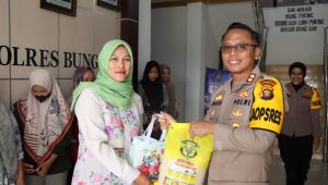 foto-kapolresbungo Kapolres Bungo AKBP Singgih Hermawan, S.I.K., M.A.P Berikan Bantuan Sembako Untuk Tenaga Honorer