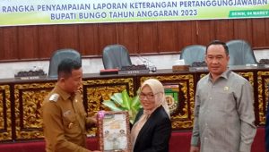 foto-wakilbupatibungo-serahkanlpj-bupati-ta2023 Wakil Bupati Bungo Menghadiri Rapat Paripurna Penyampaian LKPJ Bupati TA 2023