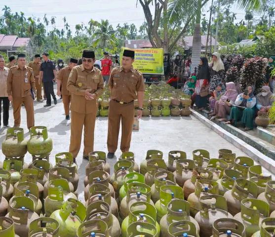Pastikan Pasokan Gas Aman Jelang Hari Raya Idul Fitri, Bupati Tanjab Barat Tinjau Operasi Pasar Elpiji 3 Kg