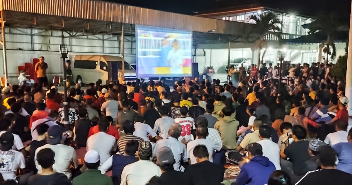 Bupati  Anwar Sadat Nobar Semi Final Piala Asia U-23 Timnas Indonesia VS Uzbekistan di Halaman Rumah Dinas