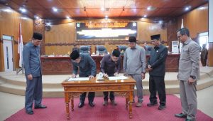 DPRD dan Pemkab Tanjabbar Tandatangani Nota Raperda RTRW dan RPJPD Tahun 2025- 2045