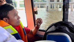 Naik Speedboat, Ketua DPRD Jambi Keliling Tinjau Kerusakan Tiang Jembatan Aurduri 1.