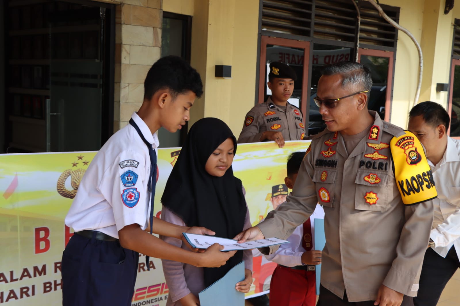 Memperingati HUT Bhayangkara ke-78 Tahun 2024, Kapolres Bungo AKBP Singgih Hermawan Serahkan Beasiswa