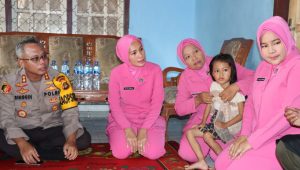 IMG-20240624-WA0040 Kapolres Bungo Didampingi Ketua Bhayangkari Cabang Bungo Berikan Bantuan Kepada Siti Hafizah Balita Penderita Hirschsprung